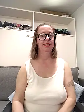 SweetandNaughty1 online show from February 4, 2026, 9:32 pm