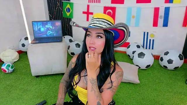 EmmyEvans1 online show from June 17, 2026, 7:24 pm
