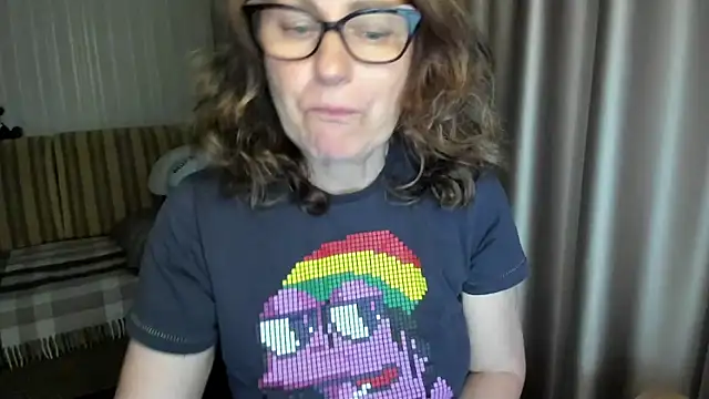 Snapshot of lauraoven chatting on May 13, 2026, 6:26 pm lauraoven online show from May 13, 2026, 6:26 pm