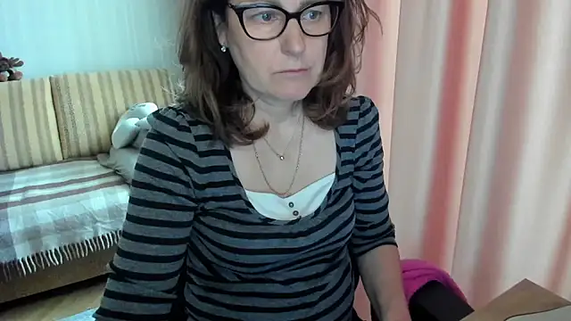 lauraoven online show from May 3, 2026, 9:58 am