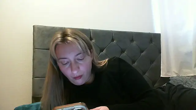 SusanCurt online show from October 19, 2025, 10:07 am