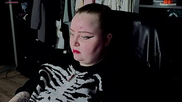 EMMA  CONNOR online show from October 31, 2025, 8:49 pm