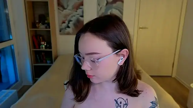 MilenaSaint online show from May 6, 2026, 3:43 am