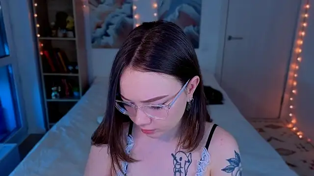 MilenaSaint online show from April 28, 2026, 3:44 am