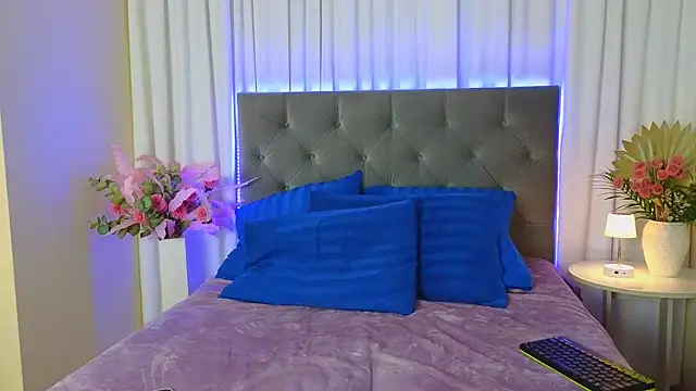 Snapshot of Ariana_Petite chatting on April 10, 2026, 12:06 am Ariana Petite online show from April 10, 2026, 12:06 am