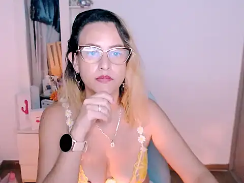 Snapshot of BOREAL_MOON chatting on July 5, 2026, 4:19 am BOREAL MOON online show from July 5, 2026, 4:19 am