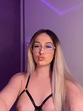 Snapshot of mollyxxx chatting on March 8, 2026, 3:32 am mollyxxx online show from March 8, 2026, 3:32 am