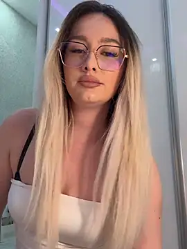 Snapshot of mollyxxx chatting on March 9, 2026, 3:32 am mollyxxx online show from March 9, 2026, 3:32 am