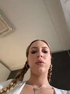 Snapshot of RockQueen_A chatting on December 3, 2025, 4:46 am RockQueen A online show from December 3, 2025, 4:46 am