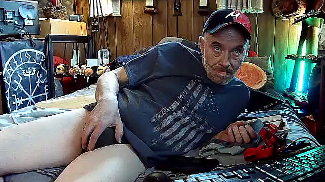 Snapshot of Makowboy chatting on April 19, 2026, 7:05 pm Makowboy online show from April 19, 2026, 7:05 pm