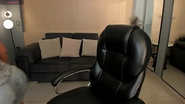 MiaRoberts1 online show from December 5, 2025, 6:39 pm