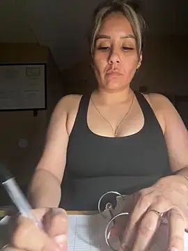Aw ThROAt9 online show from May 6, 2026, 5:33 am