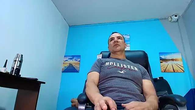 Snapshot of juanses_n_toro chatting on December 16, 2025, 4:44 pm juanses n toro online show from December 16, 2025, 4:44 pm