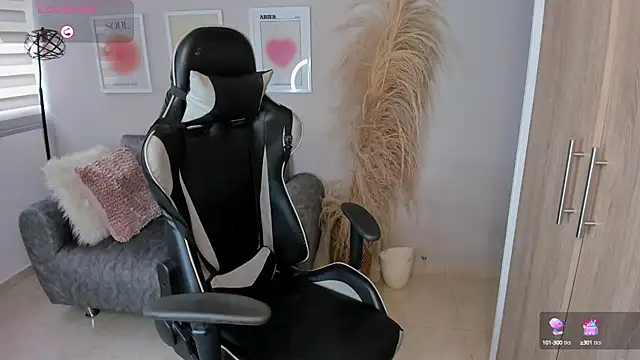 ashley 23  online show from October 9, 2025, 7:03 pm