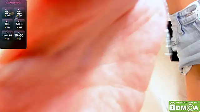 Snapshot of EmmaAmazingEyes chatting on October 18, 2025, 1:02 pm EmmaAmazingEyes online show from October 18, 2025, 1:02 pm