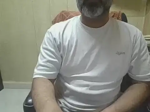 Snapshot of hairymaster95 chatting on May 10, 2026, 6:39 am hairymaster95 online show from May 10, 2026, 6:39 am