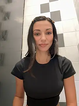 Snapshot of _MiaQueen_ chatting on October 9, 2025, 9:04 pm MiaQueen online show from October 9, 2025, 9:04 pm