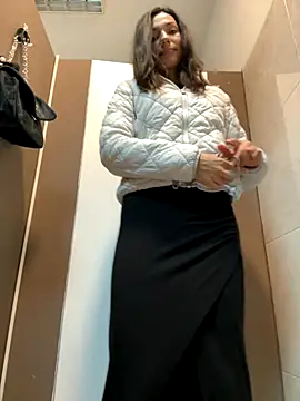 Snapshot of _MiaQueen_ chatting on November 2, 2025, 10:26 pm MiaQueen online show from November 2, 2025, 10:26 pm