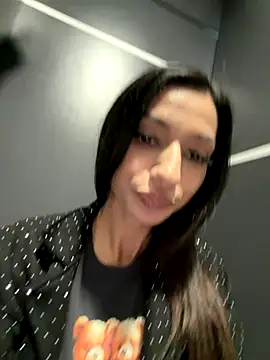 Snapshot of _MiaQueen_ chatting on November 11, 2025, 12:27 am MiaQueen online show from November 11, 2025, 12:27 am