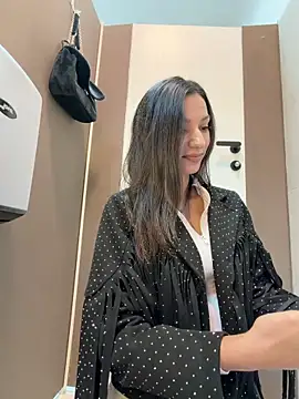 Snapshot of _MiaQueen_ chatting on November 7, 2025, 9:41 pm MiaQueen online show from November 7, 2025, 9:41 pm