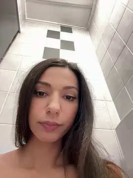 Snapshot of _MiaQueen_ chatting on December 1, 2025, 9:59 pm MiaQueen online show from December 1, 2025, 9:59 pm