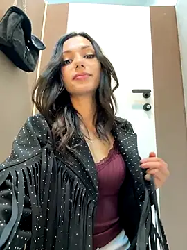 Snapshot of _MiaQueen_ chatting on November 5, 2025, 10:24 pm MiaQueen online show from November 5, 2025, 10:24 pm