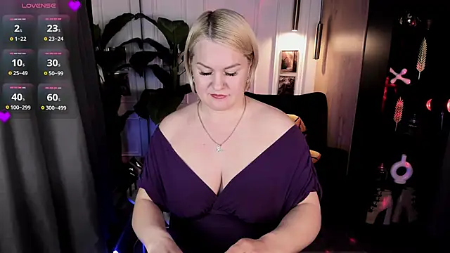 YolandaKiss online show from June 19, 2026, 8:25 pm