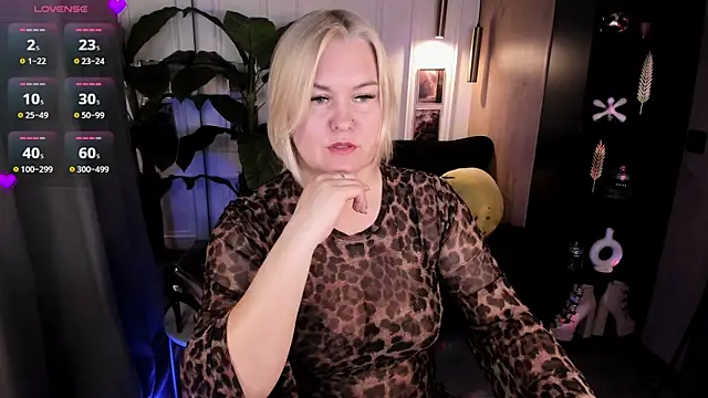 YolandaKiss online show from June 7, 2026, 8:03 pm