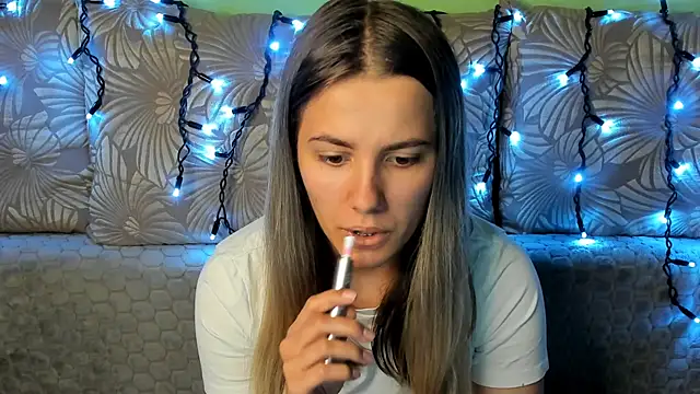 Snapshot of MaggieCake chatting on October 18, 2025, 2:02 am MaggieCake online show from October 18, 2025, 2:02 am