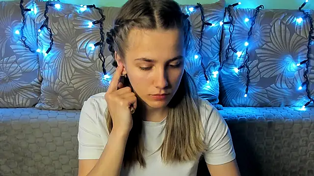 Snapshot of MaggieCake chatting on December 4, 2025, 12:09 am MaggieCake online show from December 4, 2025, 12:09 am