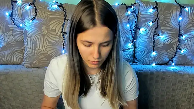 Snapshot of MaggieCake chatting on October 24, 2025, 2:21 am MaggieCake online show from October 24, 2025, 2:21 am