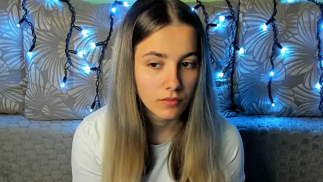 Snapshot of MaggieCake chatting on October 15, 2025, 12:31 am MaggieCake online show from October 15, 2025, 12:31 am