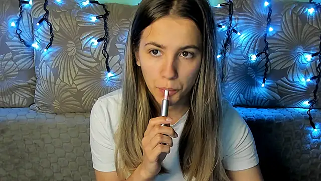 Snapshot of MaggieCake chatting on December 3, 2025, 5:30 am MaggieCake online show from December 3, 2025, 5:30 am