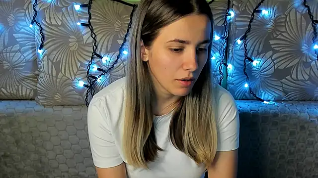 Snapshot of MaggieCake chatting on October 19, 2025, 1:30 am MaggieCake online show from October 19, 2025, 1:30 am