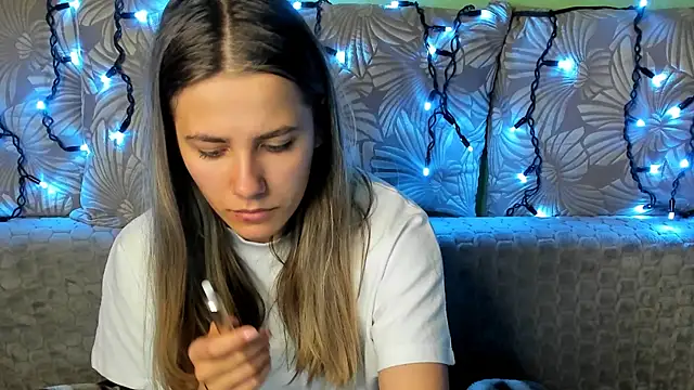 Snapshot of MaggieCake chatting on November 13, 2025, 4:05 am MaggieCake online show from November 13, 2025, 4:05 am