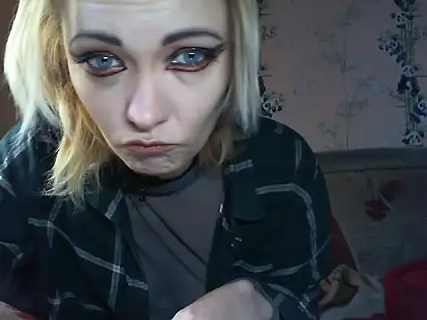 Snapshot of WildMissNiks chatting on May 6, 2026, 6:39 am WildMissNiks online show from May 6, 2026, 6:39 am