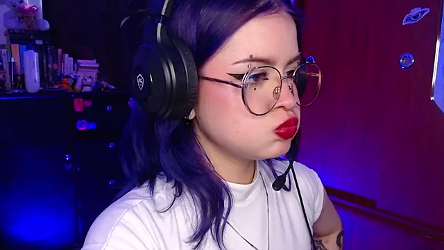 Snapshot of Raventh_ chatting on November 17, 2025, 2:43 pm Raventh online show from November 17, 2025, 2:43 pm