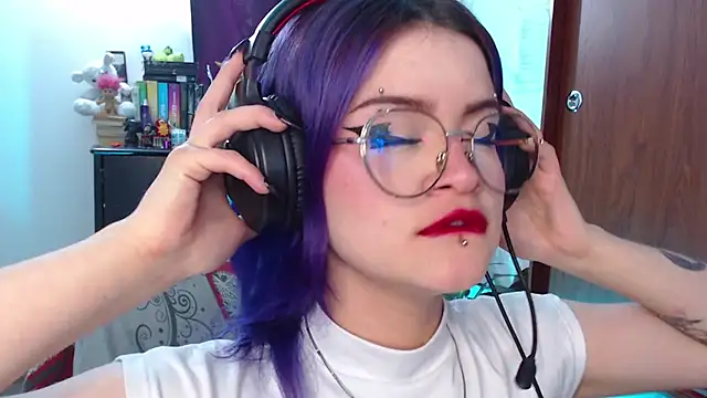 Snapshot of Raventh_ chatting on October 22, 2025, 11:42 am Raventh online show from October 22, 2025, 11:42 am