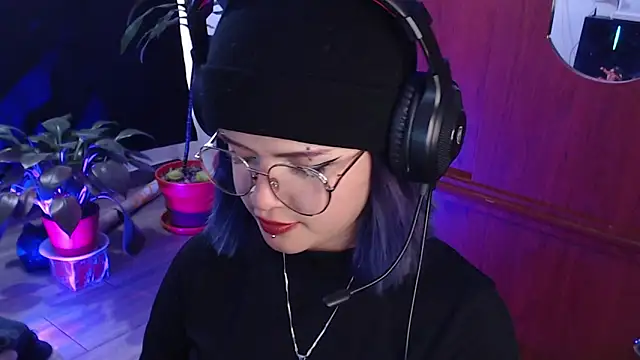 Snapshot of Raventh_ chatting on February 8, 2026, 10:40 pm Raventh online show from February 8, 2026, 10:40 pm