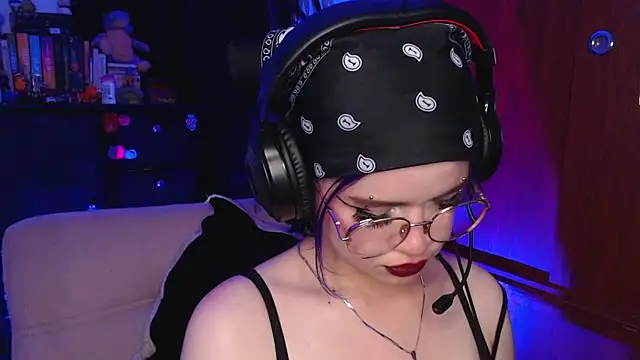 Snapshot of Raventh_ chatting on October 11, 2025, 12:44 am Raventh online show from October 11, 2025, 12:44 am