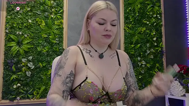 Snapshot of Raven_Luna chatting on March 23, 2026, 5:18 am Raven Luna online show from March 23, 2026, 5:18 am