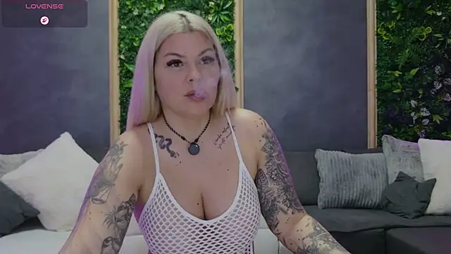 Snapshot of Raven_Luna chatting on July 13, 2026, 4:23 am Raven Luna online show from July 13, 2026, 4:23 am