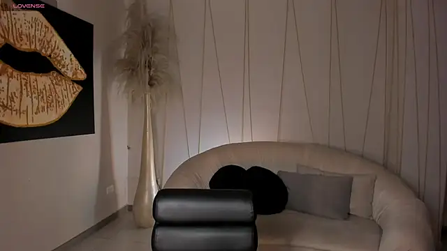 LaurenTurner  online show from September 18, 2025, 11:57 am