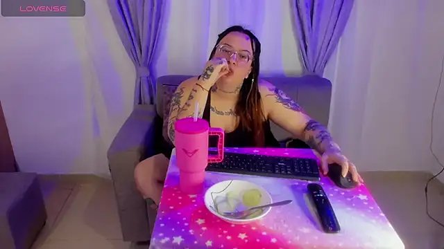 MiaYMolly online show from April 25, 2026, 7:11 pm
