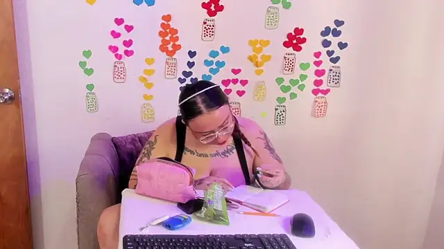 Snapshot of MiaYMolly chatting on June 27, 2026, 6:47 pm MiaYMolly online show from June 27, 2026, 6:47 pm