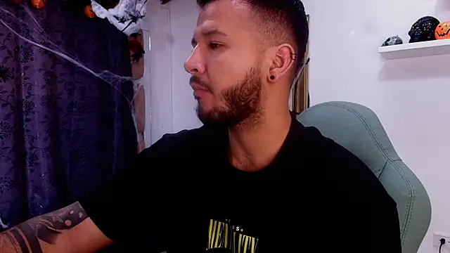 Snapshot of mister_miike chatting on October 29, 2025, 3:05 am mister miike online show from October 29, 2025, 3:05 am