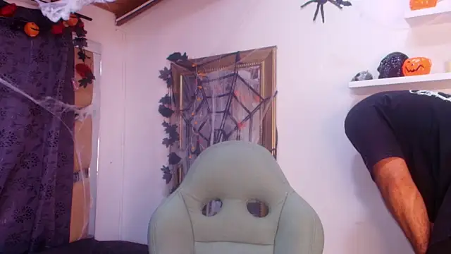 Snapshot of mister_miike chatting on October 31, 2025, 3:03 am mister miike online show from October 31, 2025, 3:03 am