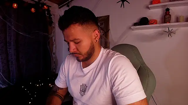 Snapshot of mister_miike chatting on October 15, 2025, 3:05 am mister miike online show from October 15, 2025, 3:05 am