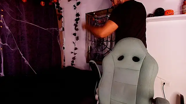 Snapshot of mister_miike chatting on October 16, 2025, 3:04 am mister miike online show from October 16, 2025, 3:04 am