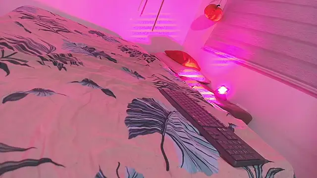 emyli sw  online show from October 26, 2025, 3:07 am